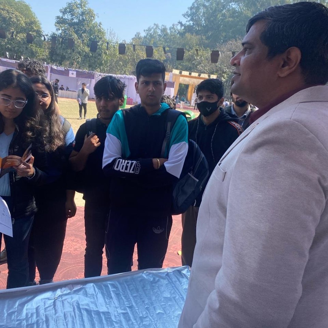 Zestminds team interacting with Thapar students about IT career opportunities