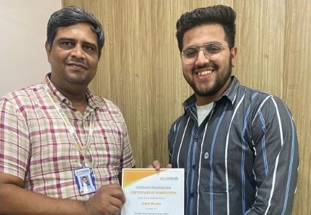  Zestminds students receiving internship completion certificates